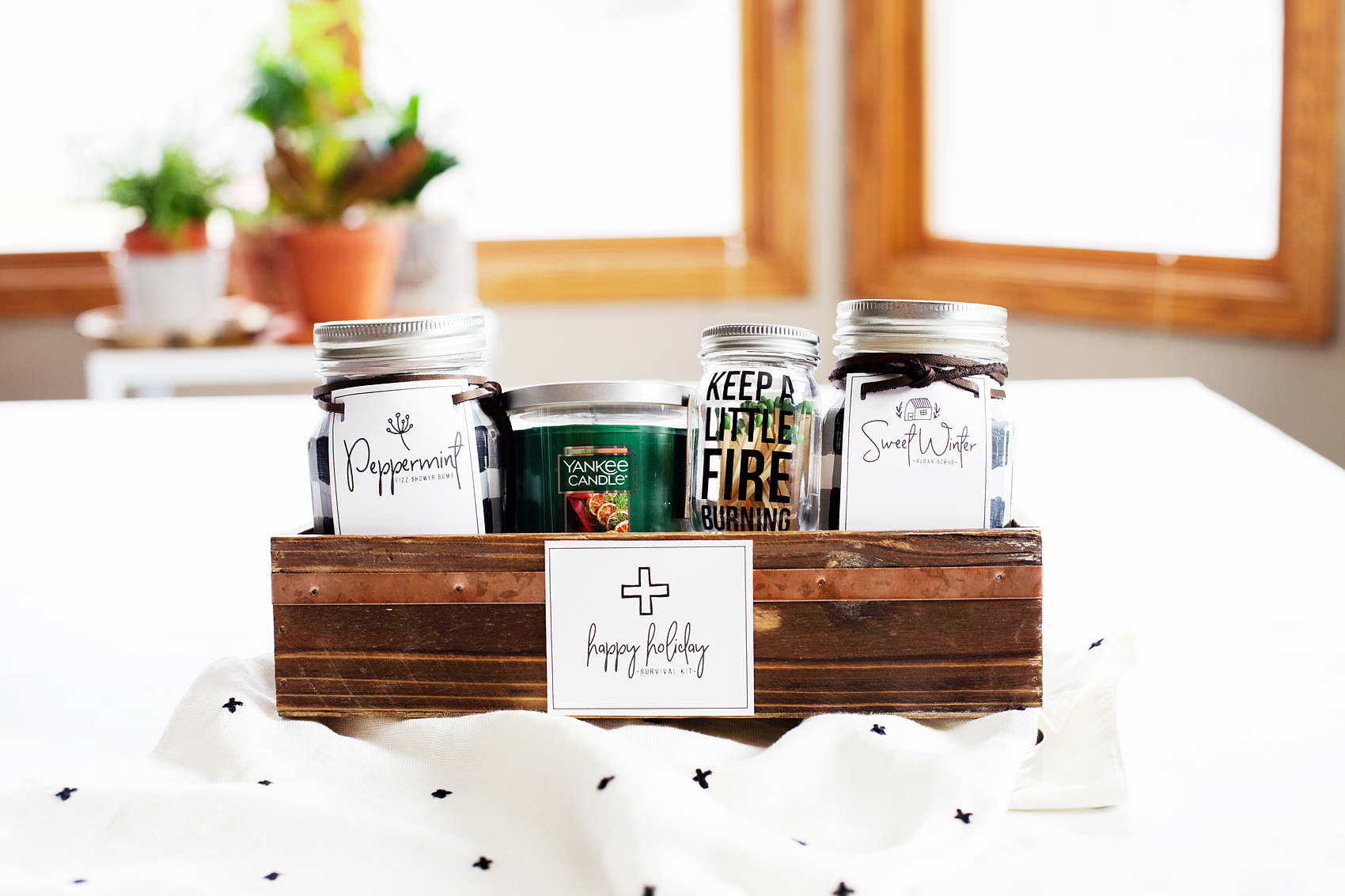 Love the Buffalo Check trend? Yep, me too! I thought it would be fun to use some of the Ball® Giving Jars to create some Buffalo Check Jars to use as gifts this Holiday Season. Here's how you can make some of your own.
