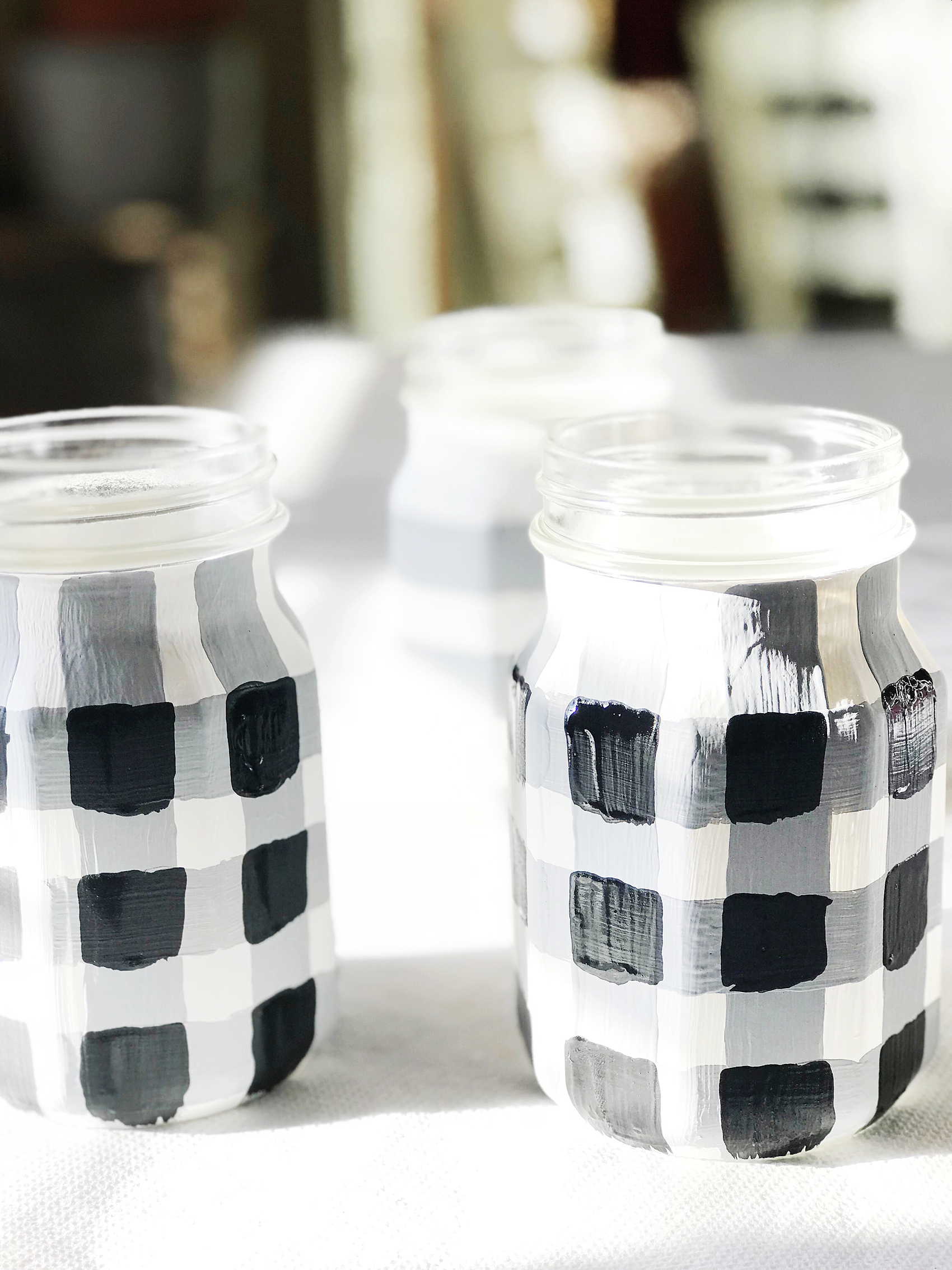 Love the Buffalo Check trend? Yep, me too! I thought it would be fun to use some of the Ball® Giving Jars to create some Buffalo Check Jars to use as gifts this Holiday Season. Here's how you can make some of your own. 
