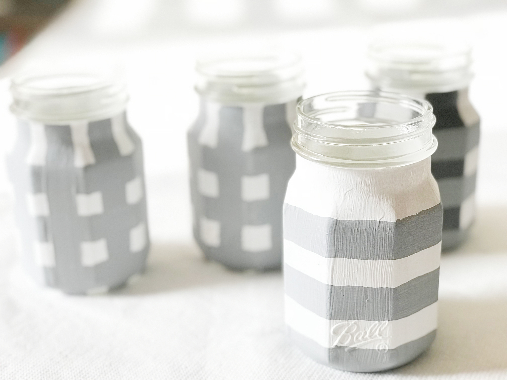 Love the Buffalo Check trend? Yep, me too! I thought it would be fun to use some of the Ball® Giving Jars to create some Buffalo Check Jars to use as gifts this Holiday Season. Here's how you can make some of your own. 