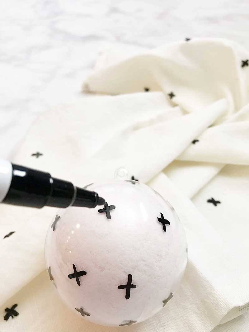 SNOWBALL BATH BOMBS Looking for a simple Christmas gift for friends and neighbors? This simple to make snowball bath bomb will quickly become your favorite gift to give this holiday season!