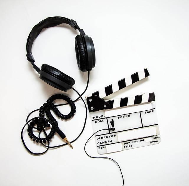 Headphones and movie clapper symbolizing video translation