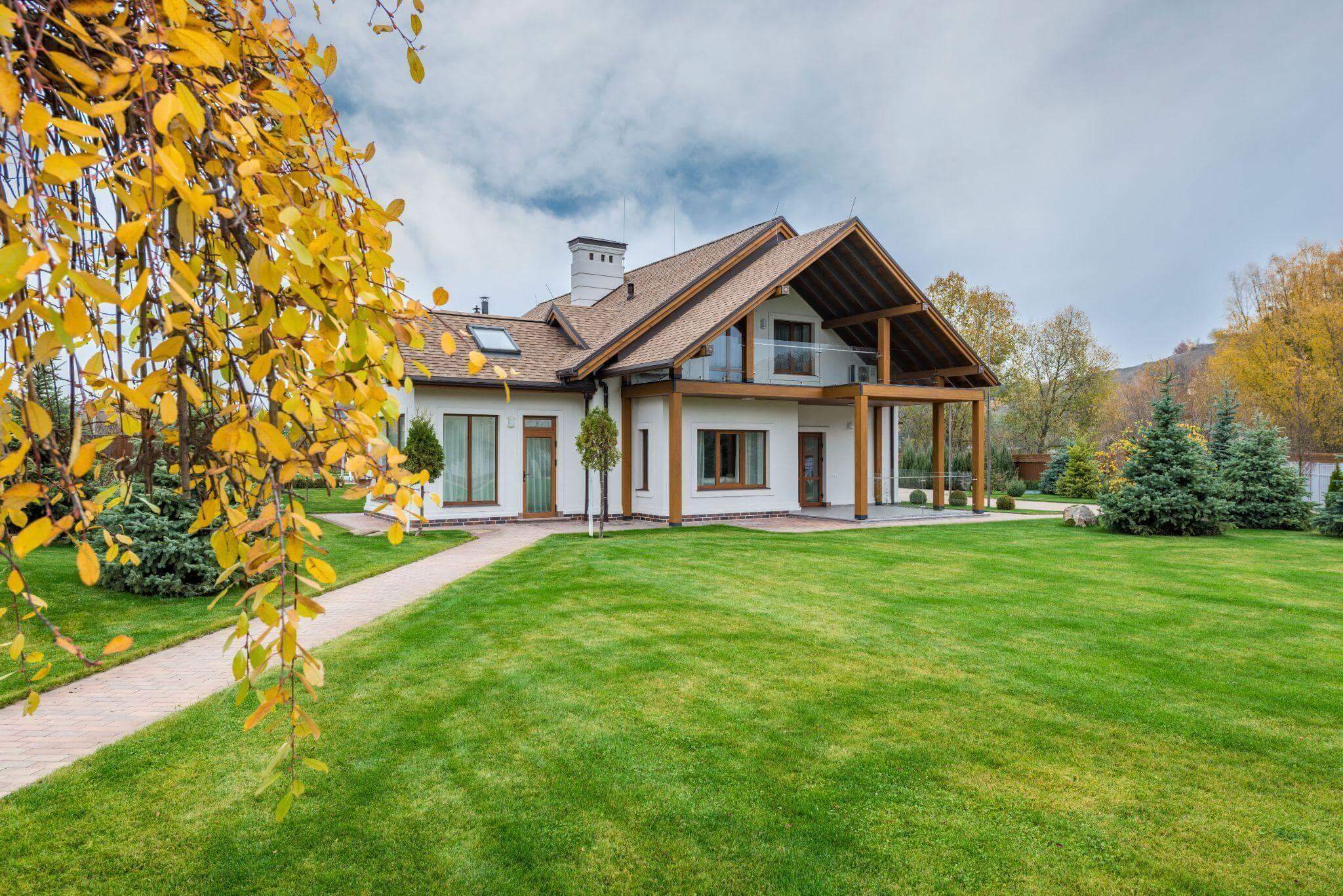 House with a large lawn, ideal for an outdoor